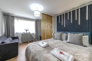 STUNNING MODERN Apartment Near AIRPORT & CENTRE, FREE PARKING, AMAZING LED MEDIA WALL & LUXURY MASTER BEDROOM