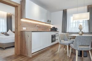 Three-Bedroom Apartment room in Rainerhof