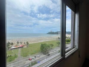 Apartamento na Praia Vista Mar com Estacionamento Gratuito e Perto de Santos