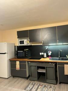 Appartements Appartement calme, frais a louer, nouvellement repeint, emplacement strategique, proche de toutes commodites, de l-autoroute, valenciennes, lille, Belgique, wifi, Netflix, parking Gratuits : photos des chambres