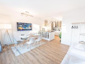 RANGE - Penthouse - WLAN - Parkplatz - Küche - Balkon - Klima - 1-5 Personen