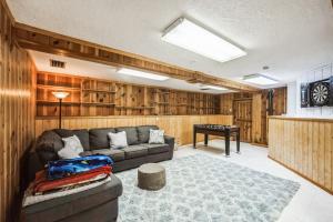 Famed Plaza Oasis 1 mile away, King Bed, Office, Foosball