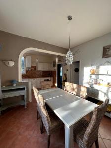Maisons de vacances Sejour plage en tribu, Maison Etoile Pascale Confort convivialite, proximite mer A 5 min de la plage de Trojan les Bains, Parfait pour week-end ou vacances en groupe : photos des chambres