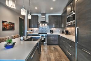 Juniper Landing - Luxury Townhouse - Outdoor Pool, Gym, Hot Tub in Canyons Village
