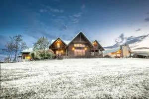 Stunning Cedar Log Home with Panoramic Views - Hot Tub - Game Bar & Theatre Rooms - 剑桥