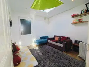 Cosy 2-Bed Studio with Amenities - Wealdstone