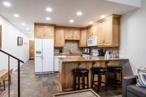 Condo walk to Park City- Great views, Professional Interior