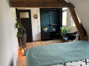 Intermediate house from 1920 near beach, Haarlem en Adam