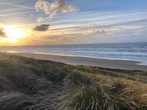 Intermediate house from 1920 near beach, Haarlem en Adam