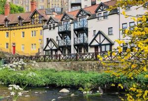 Edinburgh - apartment with balcony and secure garage parking