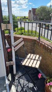 HighTide - 2 bed with parking, balcony & sea view.