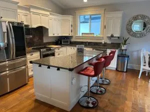 Bright Spacious Entire Home with Kids Backyard Set - Goldstream Station