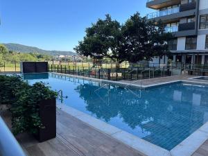 Apartamento moderno com 2 quartos, a 800m da praia Jurerê Internacional