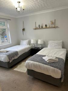 Spacious 4 Bedroom Contractors Friendly Home in Coventry Near Jaguar Land Rover & City Centre