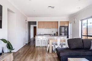 The Robinson Spacious and Modern Family Home - Mount Duneed