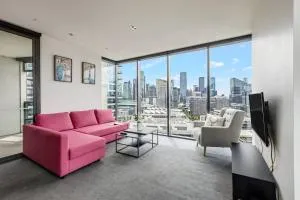 Soaring Heights - Vibrant Docklands Living with Pool - Melbourne