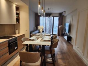 BW SkyVerde on 21st - River & Tower View