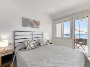 Apartment in Roses with Waterfront Views