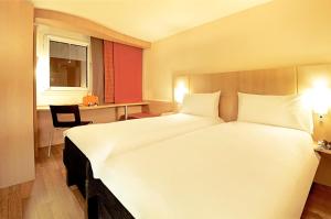Standard Room with 2 Single Beds room in ibis Paris Montmartre 18ème