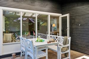 Cosy Classic Holiday Cottage With A Covered Terrace And Large Natural Plot Just A Few Minutes Walk From The Family-Friendly Ahl Beach