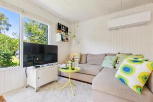 Cosy Classic Holiday Cottage With A Covered Terrace And Large Natural Plot Just A Few Minutes Walk From The Family-Friendly Ahl Beach