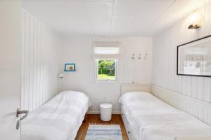 Cosy Classic Holiday Cottage With A Covered Terrace And Large Natural Plot Just A Few Minutes Walk From The Family-Friendly Ahl Beach