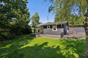 Cosy Classic Holiday Cottage With A Covered Terrace And Large Natural Plot Just A Few Minutes Walk From The Family-Friendly Ahl Beach