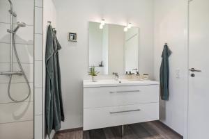 Beautiful And Well-Maintained Holiday Home With A Large Terrace, Two Bathrooms And A Lovely Natural Plot Close To The Beach, Forest And Ebeltofts