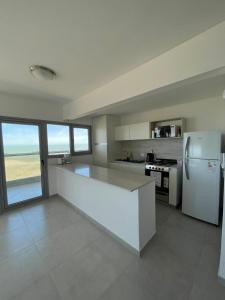 Departamento de lujo frente al mar con vista panorámica, pileta y cochera privada