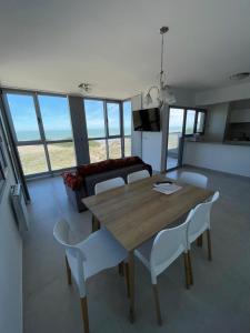 Departamento de lujo frente al mar con vista panorámica, pileta y cochera privada