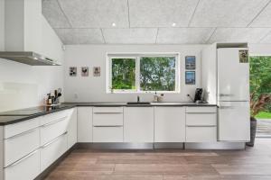 Beautiful And Well-Maintained Holiday Home With A Large Terrace, Two Bathrooms And A Lovely Natural Plot Close To The Beach, Forest And Ebeltofts