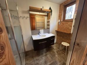 Gîte familial avec piscine chauffée, sauna et activités sur domaine de 15 hectares - FR-1-489-357