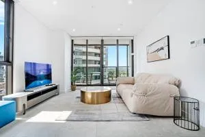 Stylish 2BR Apt with Pool & Views Near Parramatta - Merrylands