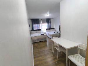 4 pers studio style room Near South Wimledon station R3