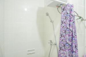 Comfort and Elegant 1BR Green Bay Condominium Apartment By Travelio