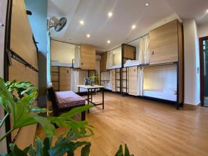 Giường Tầng Trong Phòng Ngủ Tập Thể Cho Nam  (Bunk Bed in Male Dormitory Room )