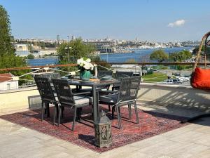 Waterfront Apartment by the Tram - Terrace with Dome & Golden Horn View in Fatih