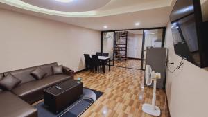 NEW! KG home 3 Bedrooms Free Wi-Fi