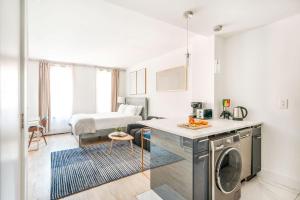 1597-14 New Renovated Studio rime UES - W D