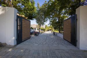ELIVAAS Cows & Cuddles 4 BHK with Pvt Pool and Garden