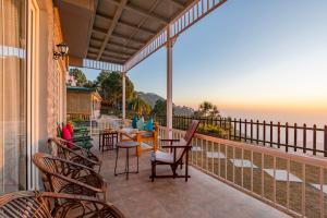 ELIVAAS 3 BHK with Garden & Scenic Views - Alpenglow