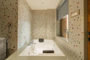 ELIVAAS Kamerios Maris 1BHK Apartment with Jacuzzi