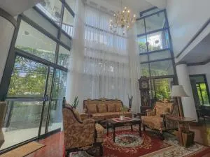 Lake View White House Staycation near Ridgeview - Ulat Segundo