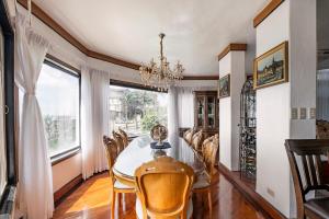 Lake View White House Staycation near Ridgeview