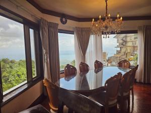 Lake View White House Staycation near Ridgeview