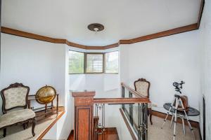 Lake View White House Staycation near Ridgeview