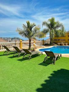 CHALET CON PISCINAS Y VISTAS DE ENSUEÑO