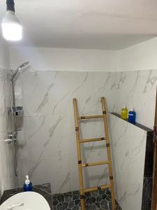 Gili Davidoff Upstairs Budget And Deluxe