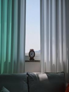 Mood in Seoul -Gimpo Airport Station 3 minutes Seoul Station 25 minutes Hongdae 20 minutes, Gangnam 35 minutes