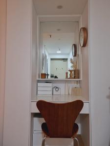 Mood in Seoul -Gimpo Airport Station 3 minutes Seoul Station 25 minutes Hongdae 20 minutes, Gangnam 35 minutes